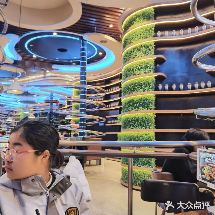 羊排淋上特制的酱料！鲜嫩爽口［色］真的