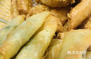 Pan-fried Yellow Croaker with Spring Rolls