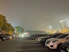 -奥特莱斯停车场