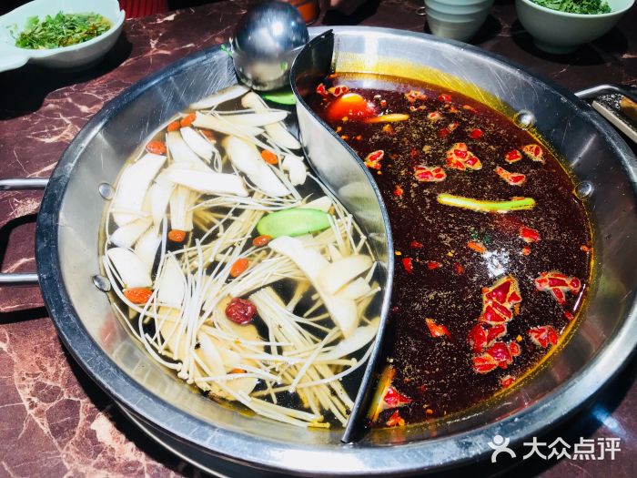 晓宇重庆火锅(赛格国际购物中心店)菌香鸳鸯锅图片