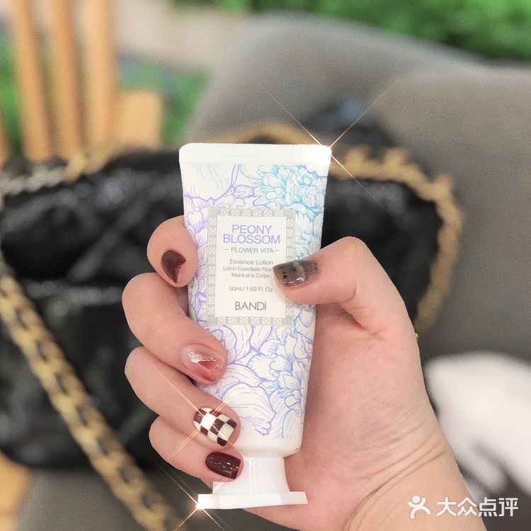 手指轻舞绽放流光溢彩，人类高质量美甲了解下