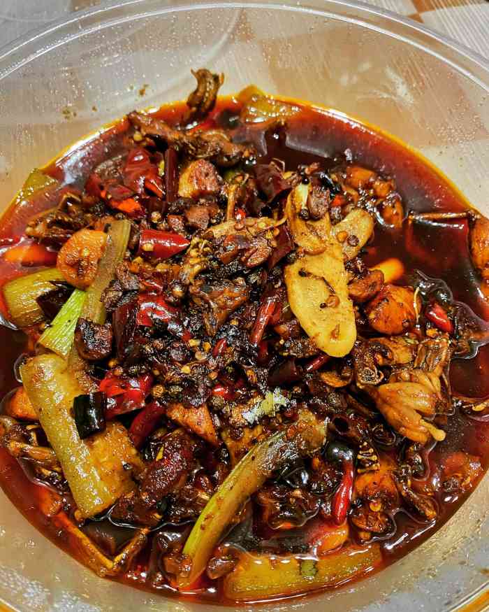 永川著名的专门吃青蛙的老店南坪的居民楼里头位置跟