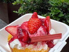 草莓海盐卷-B&C黄油与面包·法式古堡面包坊(新天地店)