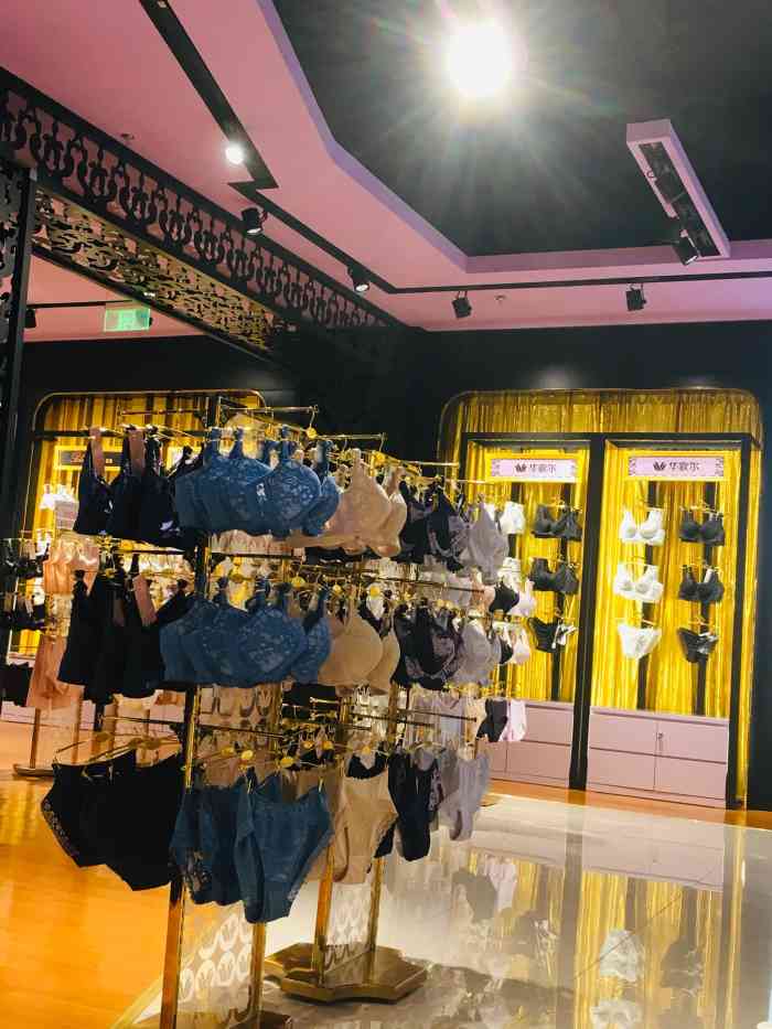 华歌尔wacoal(万象城店"从大学起就买过一套华歌尔,刺绣款,超好看.