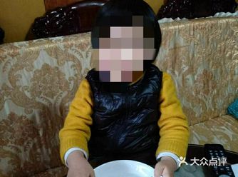小朋友让花朵在水中绽放