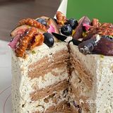 周末朋友来家里做客带的蛋糕🎂怎么会这么好吃