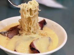 猪颈肉芝士捞公仔面-新记餐厅(香槟大厦店)