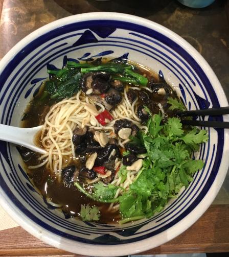 一进门就有人热情的招呼点了主食之后还可以往后点小食和饮料什么的面