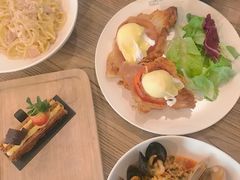 班尼迪克蛋-Common Table · Brunch & Coffee