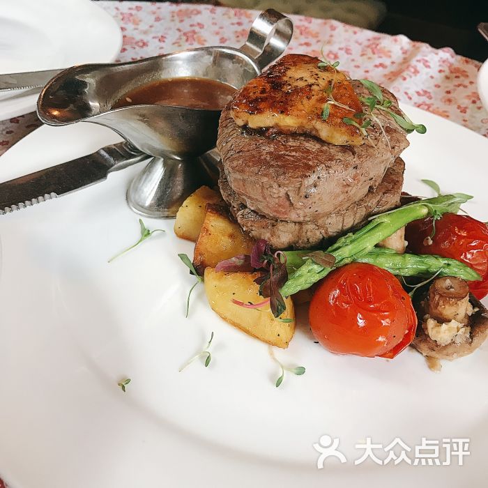 鹅肝配菲力牛排