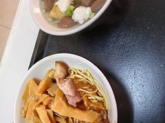 -松树干拌面店