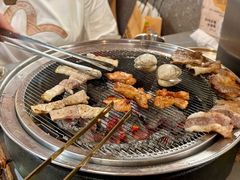 -围炉肉舍•炭烤活鳗•丹东海鲜烤肉(步行街店)