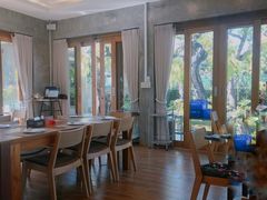 -Chom Cafe and Restaurant