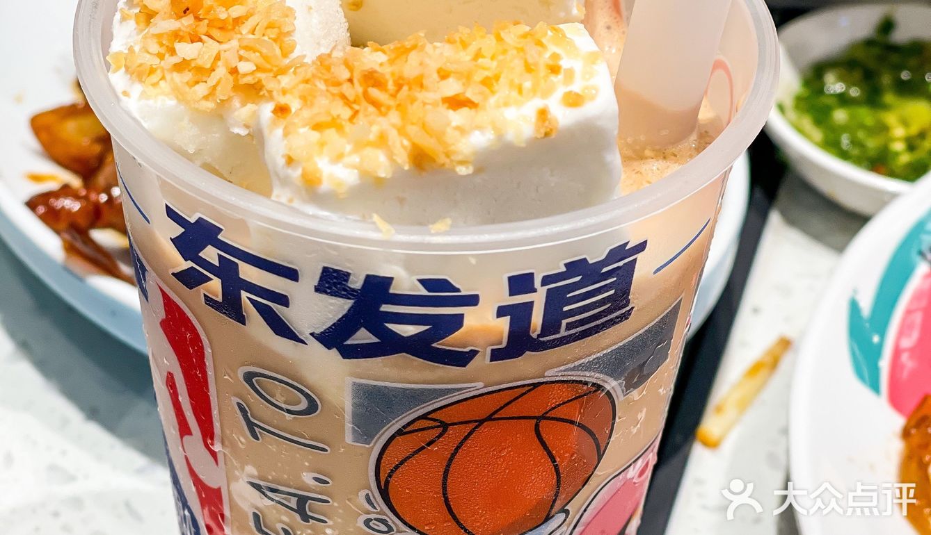 在湖滨银泰c3区一楼沿街位藏着一家大排长龙茶餐厅🔥
