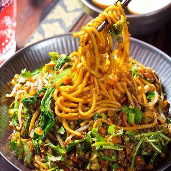 道味炸酱面-"突然特别想吃有很多香菜,葱的杂酱面,真是.