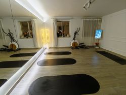 -闺蜜瑜伽·普拉提女性塑形馆