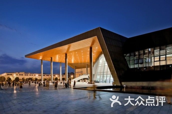 野马渡体育中心萧林东路侧面夜景图片