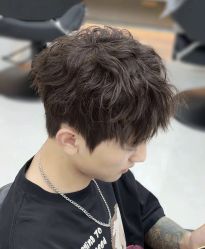 -一家只做男发烫染的店