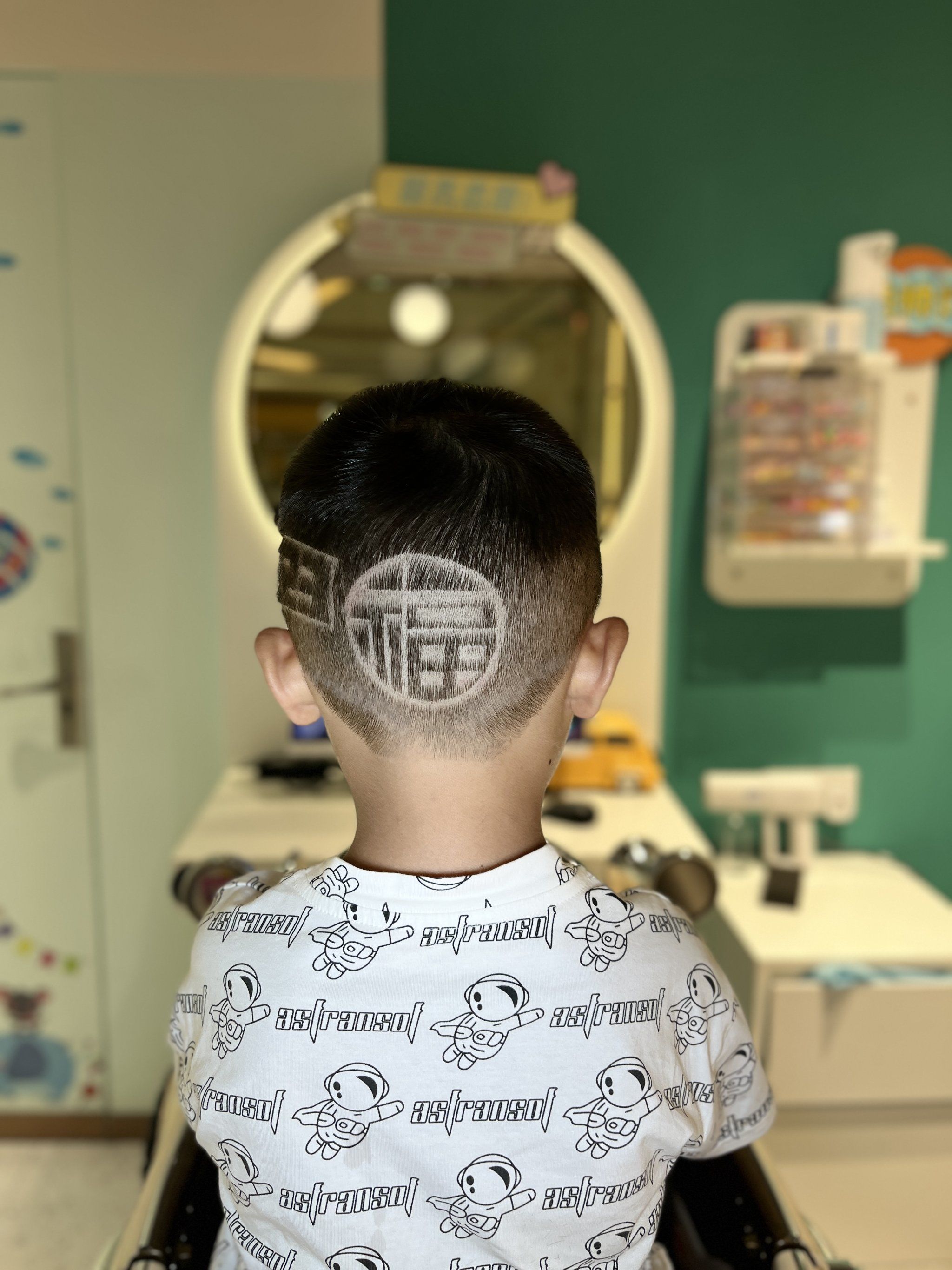 儿童发型雕刻专业儿童理发