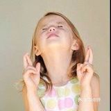 Idiom: cross your fingers 