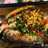 猫吃鱼，哈哈哈很符合烤鱼的意境！