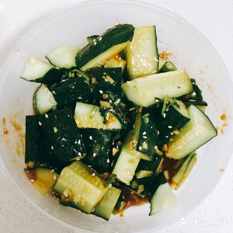 拌上糖、醋、酱油、蒜末、白芝麻、小葱、香菜、芝麻油