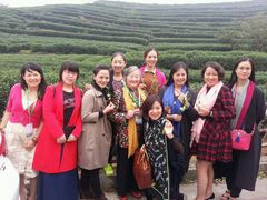 茶艺泰斗童启庆教授与茶花们合影-山水悦茶会所(上海沙龙新天地天宝商业中心店)