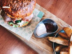 双蛋指椒牛肉汉堡-魏斯理汉堡(西安沣东吾悦店)