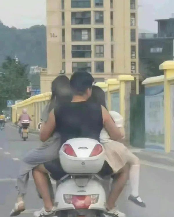 随手拍 开车的和骑车的都沉默了