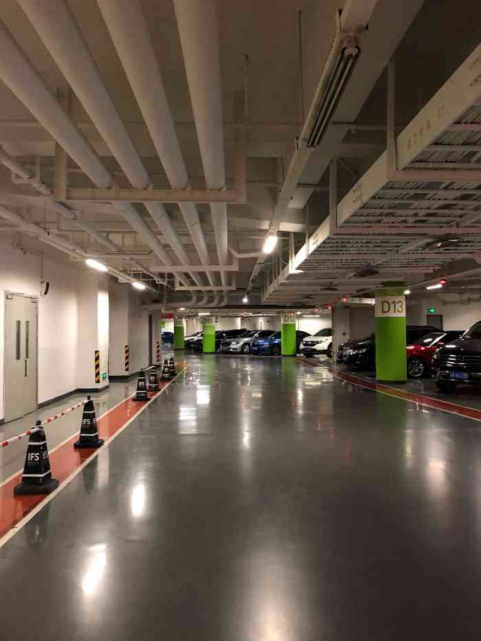 重庆国金中心停车场