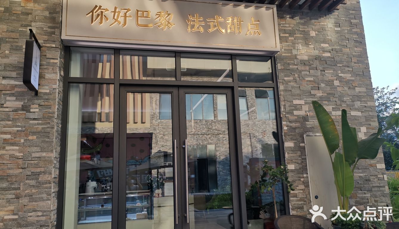 位置在一个角落里，还算是比较好找吧，广场暂时比较冷清