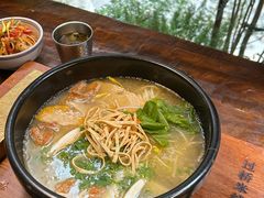 铜米·来吃一碗好米线-银米·云南传统过桥米线(双廊黑金冠店)