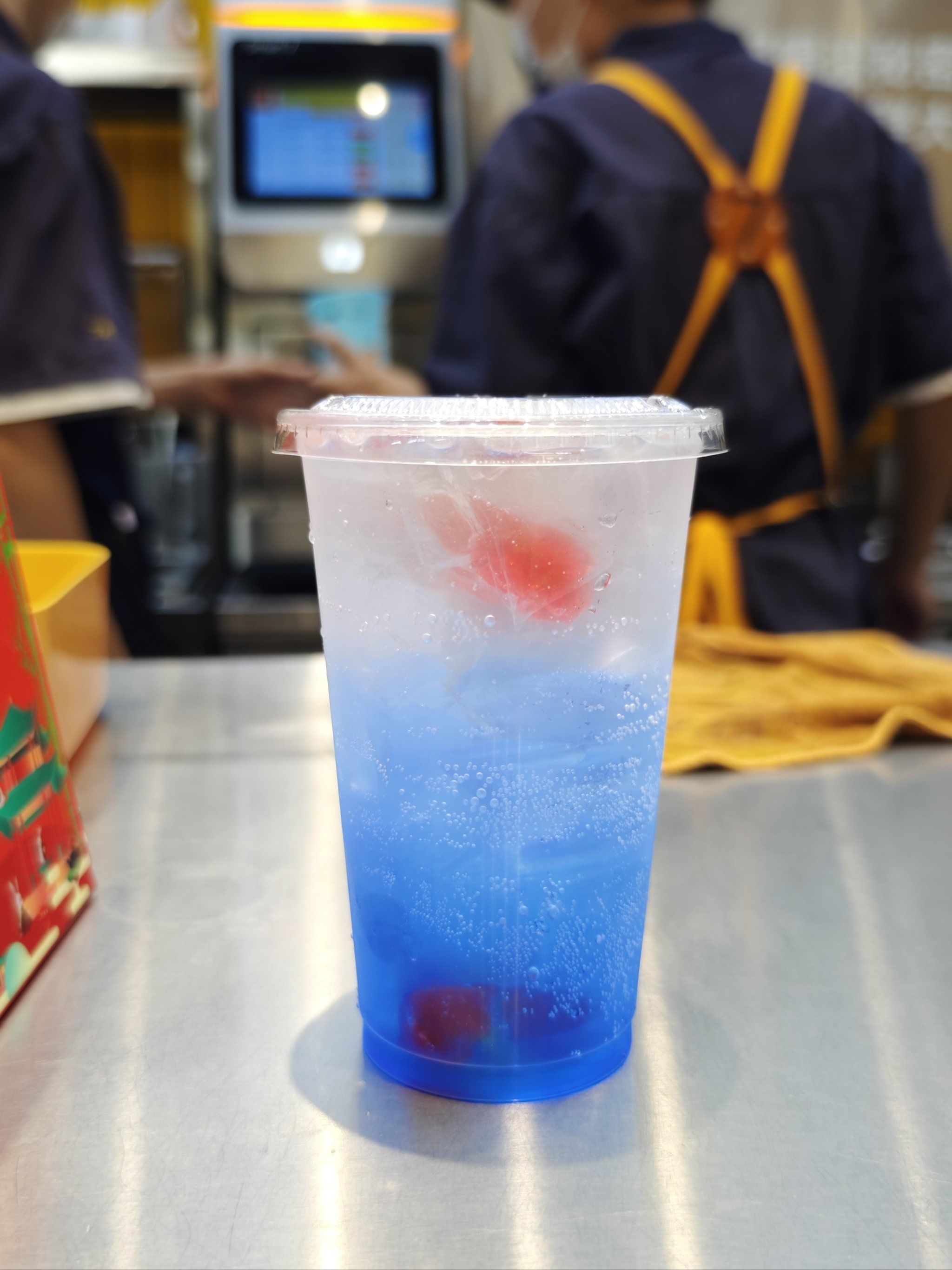 七分甜今年的颜值新品金鱼之夏,蓝色的气泡水搭配金鱼布丁,颜控最爱
