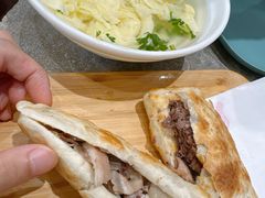火烧板肠肉-高玛纳驴肉火烧(一世界店)