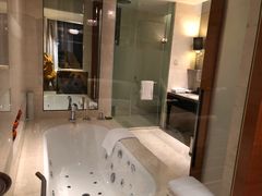 总套的浴缸-青岛富力艾美酒店