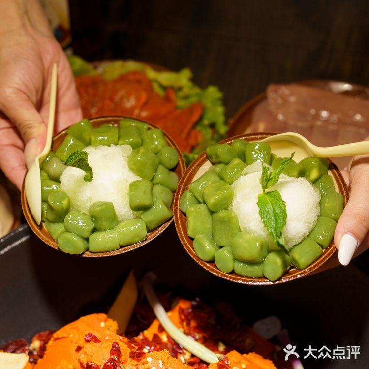 三两下就烫熟,脆脆嫩嫩,非常新鲜!麻辣小郡肝