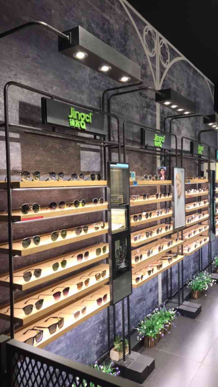 镜客眼镜(石景山家乐福店)-"卫生情况:店铺里的卫生很好,看着很干净 .