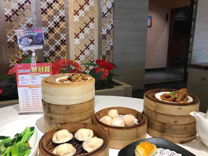 万龙洲海鲜大酒楼(南新仓店"继续自助茶点这次是晚上去的车可以停在
