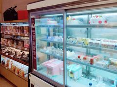 面包甜点陈列柜-顶东面包花园·生日蛋糕(香榭丽店)