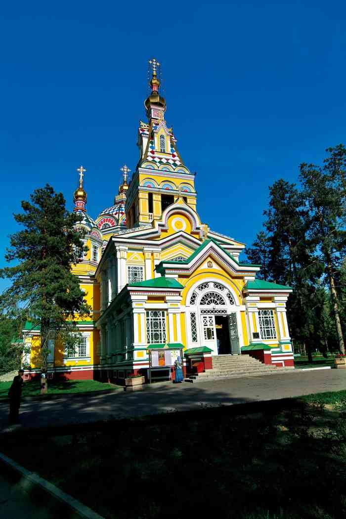 republic square-"坐落在独立广场上的纪念碑非常醒目,因为高.