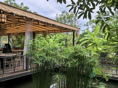 -茅草房·河畔园林火锅