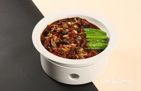 Zhangshu Bay Chili Pig Trotter and Sea Cucumber Stew