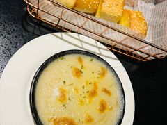 黄油面包佐芝士焗菌菇酱-西堤牛排(番禺天河城店)