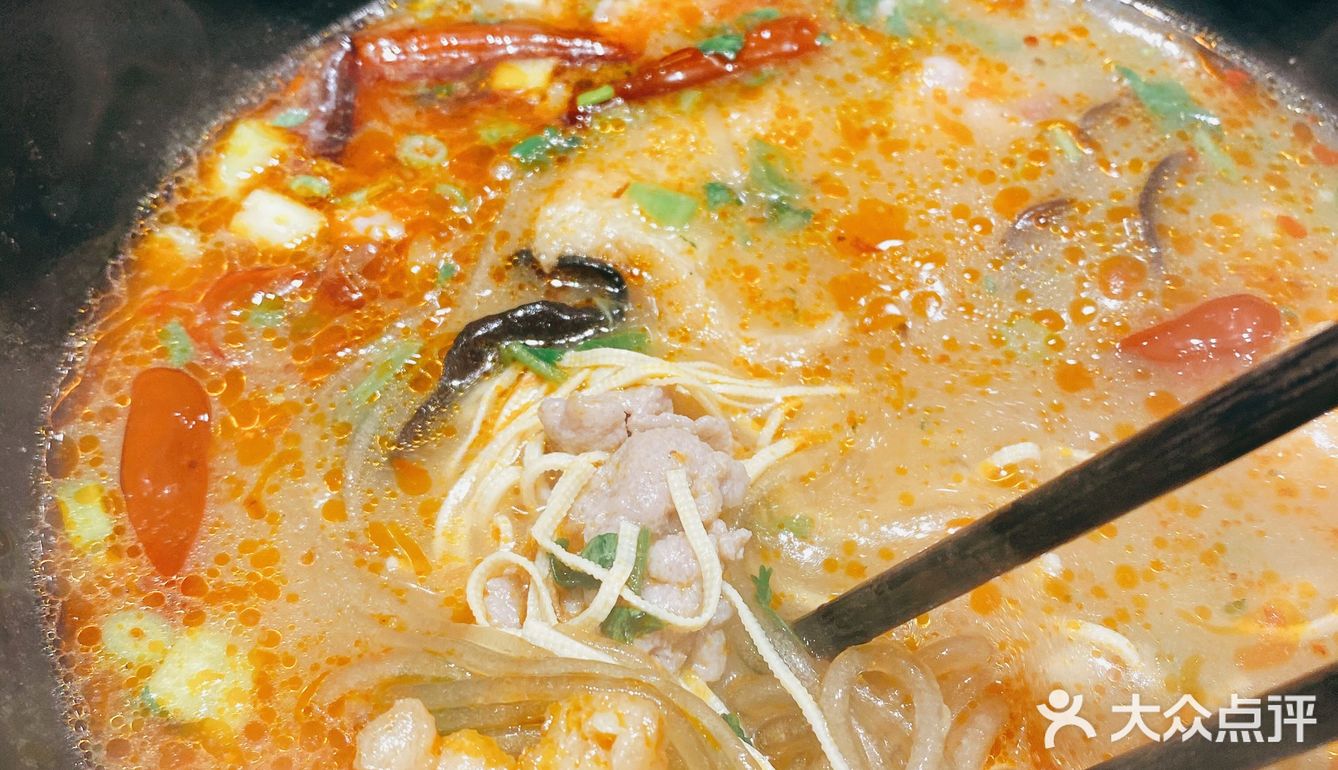 牛汤哥吃面也喝汤[调皮]