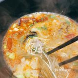 牛汤哥吃面也喝汤[调皮]