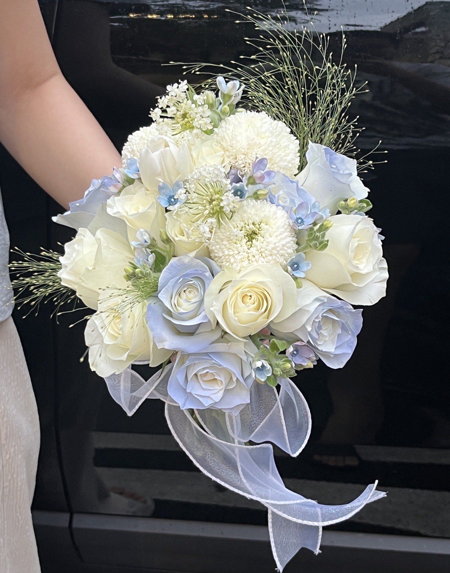 手捧幸福的婚礼花束碎冰蓝