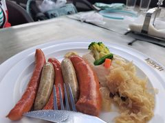 德国香肠拼盘配土豆泥和酸椰菜-LENBACH兰巴赫西餐啤酒坊(大连东港店)