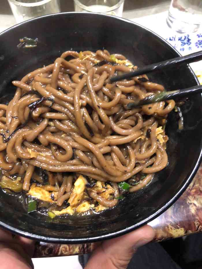 时间的小饭馆,算是传统菜馆面馆,吃饭的人挺多的,吃鹿角面的人特别多