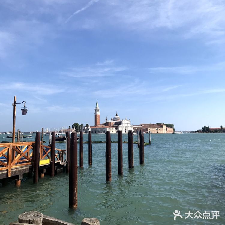 从佛罗伦萨坐火车去威尼斯，经过一座很长的海上大桥抵达