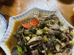 内脏炒酸菜-黄记四更烤乳猪店